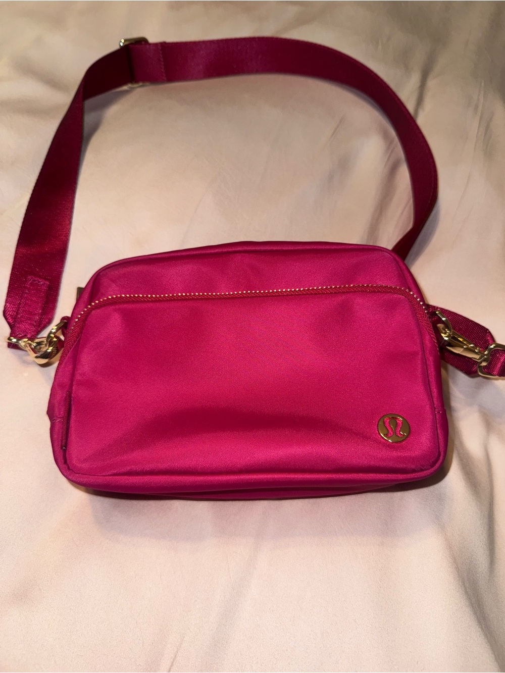lululemon athletica Everywhere Crossbody Bag Metal Hardware Berry Rumble/GOLD - Picture 3 of 16